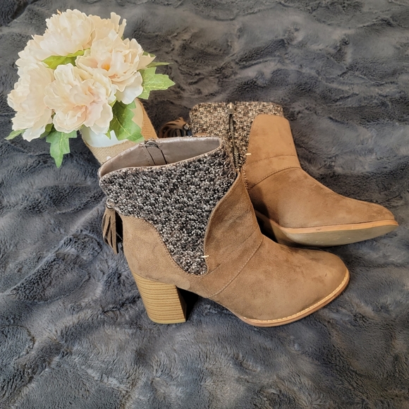 Muk Luks Elizabeth Heeled Bootie Size 8
